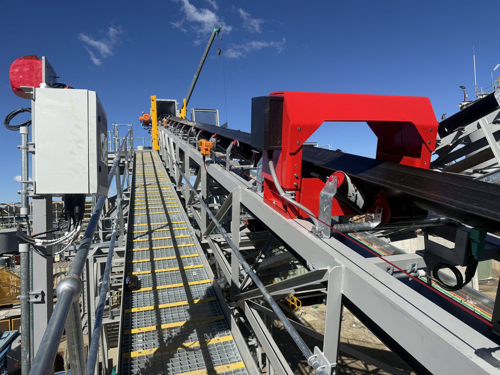 TripTronic 3000 on a loaded conveyor with the controller and beacon on the walkway